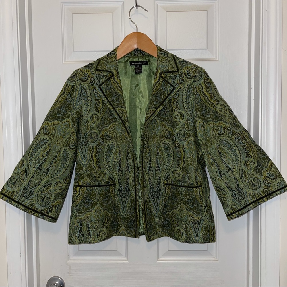 Fun waste length jacket with flair sleeves.